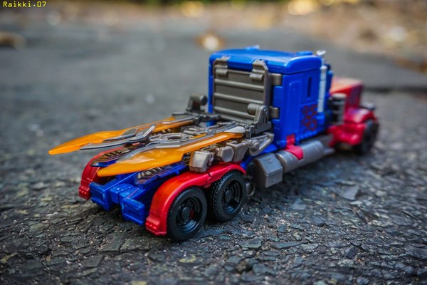 Studio Series Optimus Prime Movie Voyager Extensive In Hand Photos 24 (24 of 27)